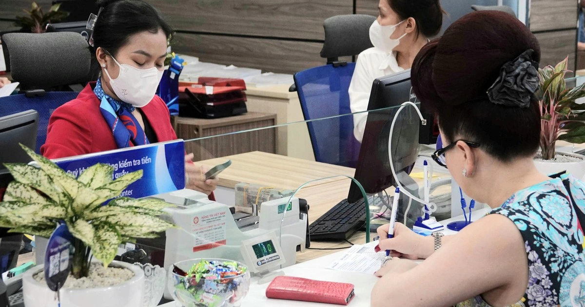 Người dân, doanh nghiệp vẫn ùn ùn gửi tiền vào ngân hàng