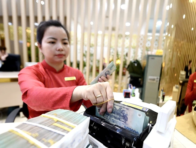 Huy động 'hụt hơi', lãi suất tăng - Ảnh 1