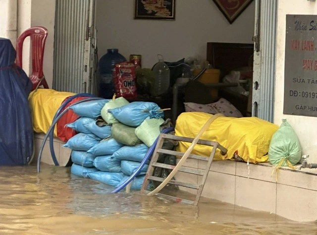 ĐBSCL triều cường vượt báo động 3 nửa mét, còn kéo dài đến bao giờ? - Ảnh 1