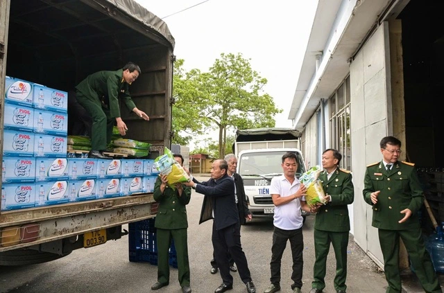 Petrovietnam vượt mưa lũ trực tiếp hỗ trợ đồng bào miền Trung - Ảnh 1