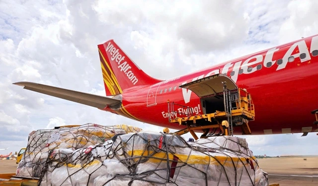 Cá nhân, tổ chức gửi hàng cứu trợ miền Trung có thể gọi hotline của Vietjet - Ảnh 1
