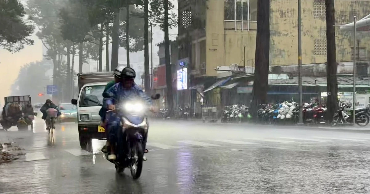 TP.HCM sấm sét ì đùng, nhiều nơi mưa lớn, triều cường gây ngập đến 40 cm