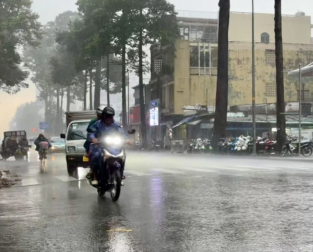 TP.HCM sấm sét ì đùng, nhiều nơi mưa lớn, triều cường gây ngập đến 40 cm - Ảnh 1