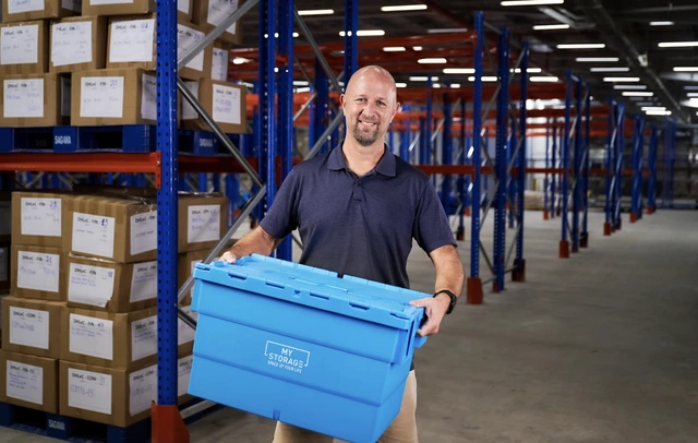 Người đàn ông Mỹ tái chế container cũ, làm nhà kho cho thuê ở Việt Nam - Ảnh 1