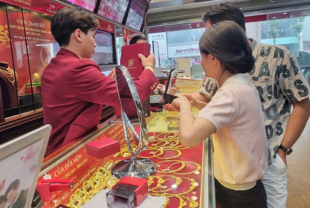 Bộ Tài chính nói về ngưỡng đánh thuế khi mua bán vàng - Ảnh 2