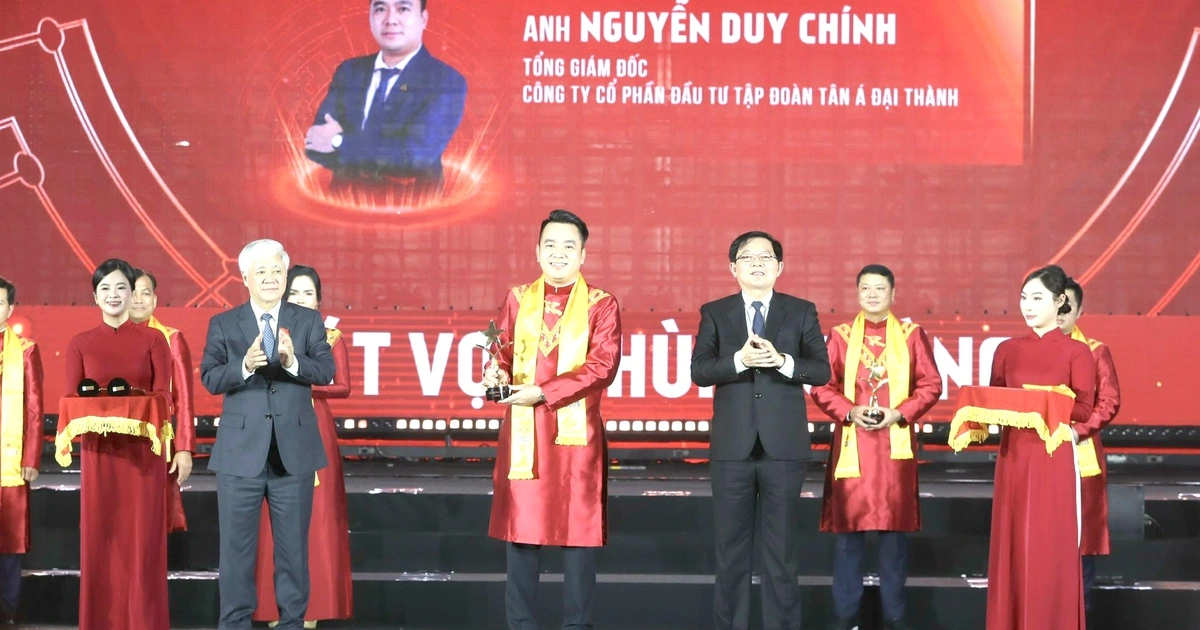 Trao giải thưởng Sao Đỏ cho 10 doanh nhân trẻ xuất sắc