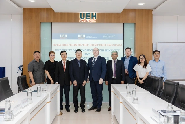 Đại học Kinh tế TP.HCM liên kết đào tạo tiến sĩ với Đại học Huddersfield của Anh - Ảnh 1