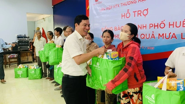 Saigon Co.op giữ vững bình ổn hàng hóa, san sẻ cùng bà con vùng lũ - Ảnh 2