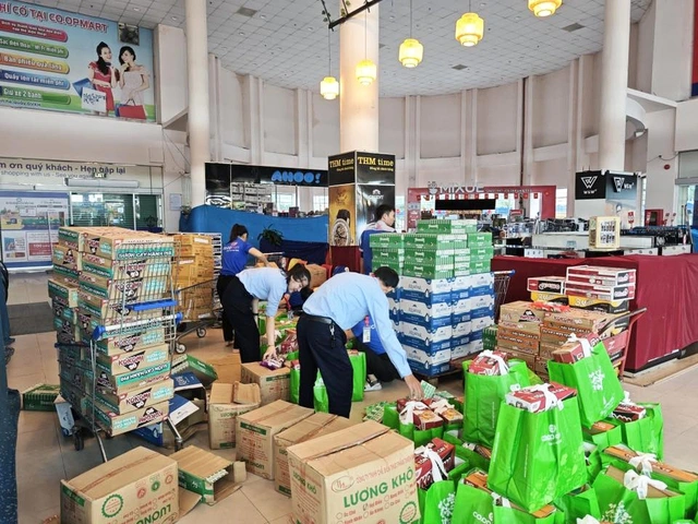 Saigon Co.op khẩn cấp hỗ trợ hàng chục tấn hàng thiết yếu,tiếp sức người dân vùng bão lũ - Ảnh 3