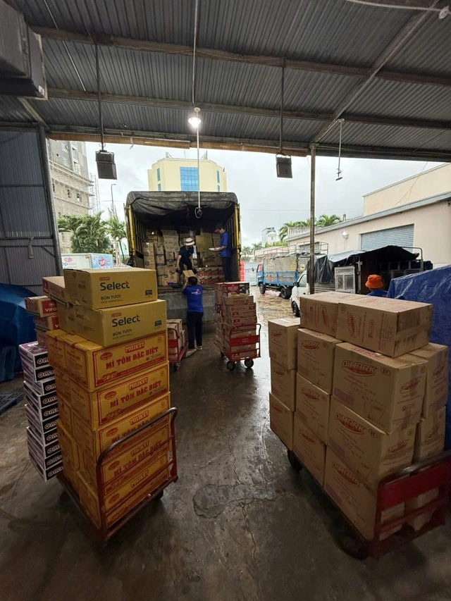 Saigon Co.op khẩn cấp hỗ trợ hàng chục tấn hàng thiết yếu,tiếp sức người dân vùng bão lũ - Ảnh 4