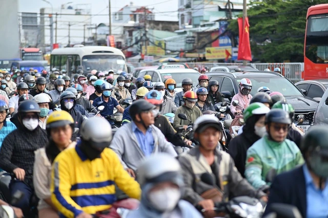 'Soi' tiến độ dự án khiến Bí thư TP.HCM kẹt xe 12 km/2 giờ - Ảnh 1