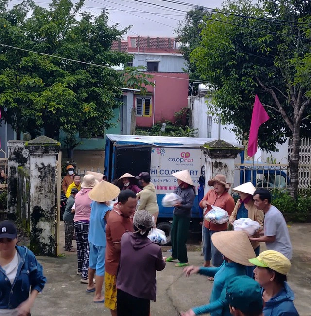 Saigon Co.op giảm sâu thực phẩm thiết yếu, san sẻ cùng người dân miền Trung trước bão - Ảnh 6