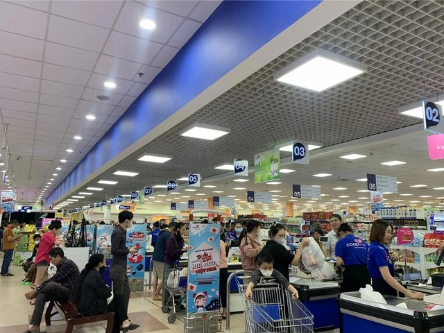 Saigon Co.op giảm sâu thực phẩm thiết yếu, san sẻ cùng người dân miền Trung trước bão - Ảnh 4