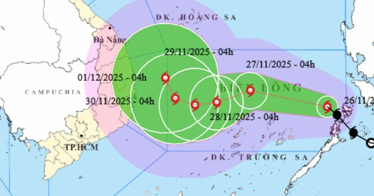 Bão số 15 trên Biển Đông tiếp tục tăng cấp