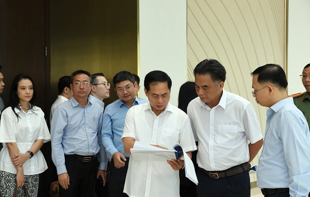 Phó thủ tướng Bùi Thanh Sơn thị sát nơi tổ chức Diễn đàn Kinh tế mùa thu 2025 - Ảnh 2