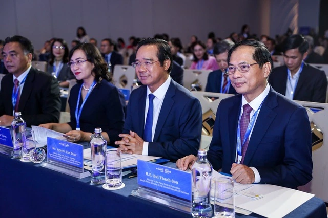 Diễn đàn Kinh tế mùa thu năm 2025: Phó thủ tướng kêu gọi giới trẻ TP.HCM khởi nghiệp - Ảnh 2