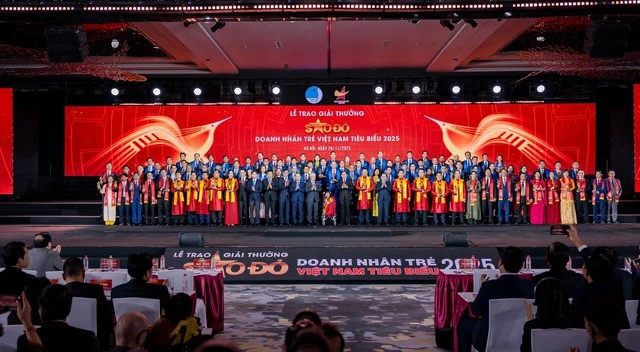 Ông Hoàng Mai Chung được vinh danh Doanh nhân trẻ Việt Nam tiêu biểu - Ảnh 2