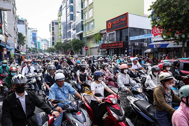 TP.HCM lại 'nóng' chuyện kẹt xe - Ảnh 1