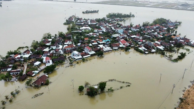 Doanh nghiệp bảo hiểm bồi thường nhanh cho khách hàng vùng mưa lũ - Ảnh 1