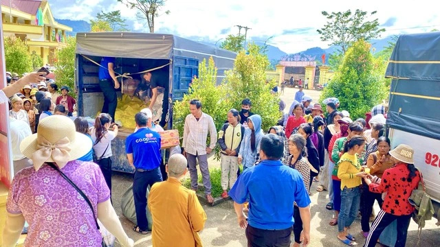 Saigon Co.op giữ vững bình ổn hàng hóa, san sẻ cùng bà con vùng lũ - Ảnh 4