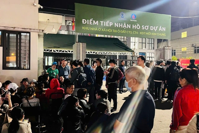 Vụ xuyên đêm chờ mua nhà ở xã hội: Không chấp nhận thứ tự nộp hồ sơ người dân tự lập - Ảnh 1