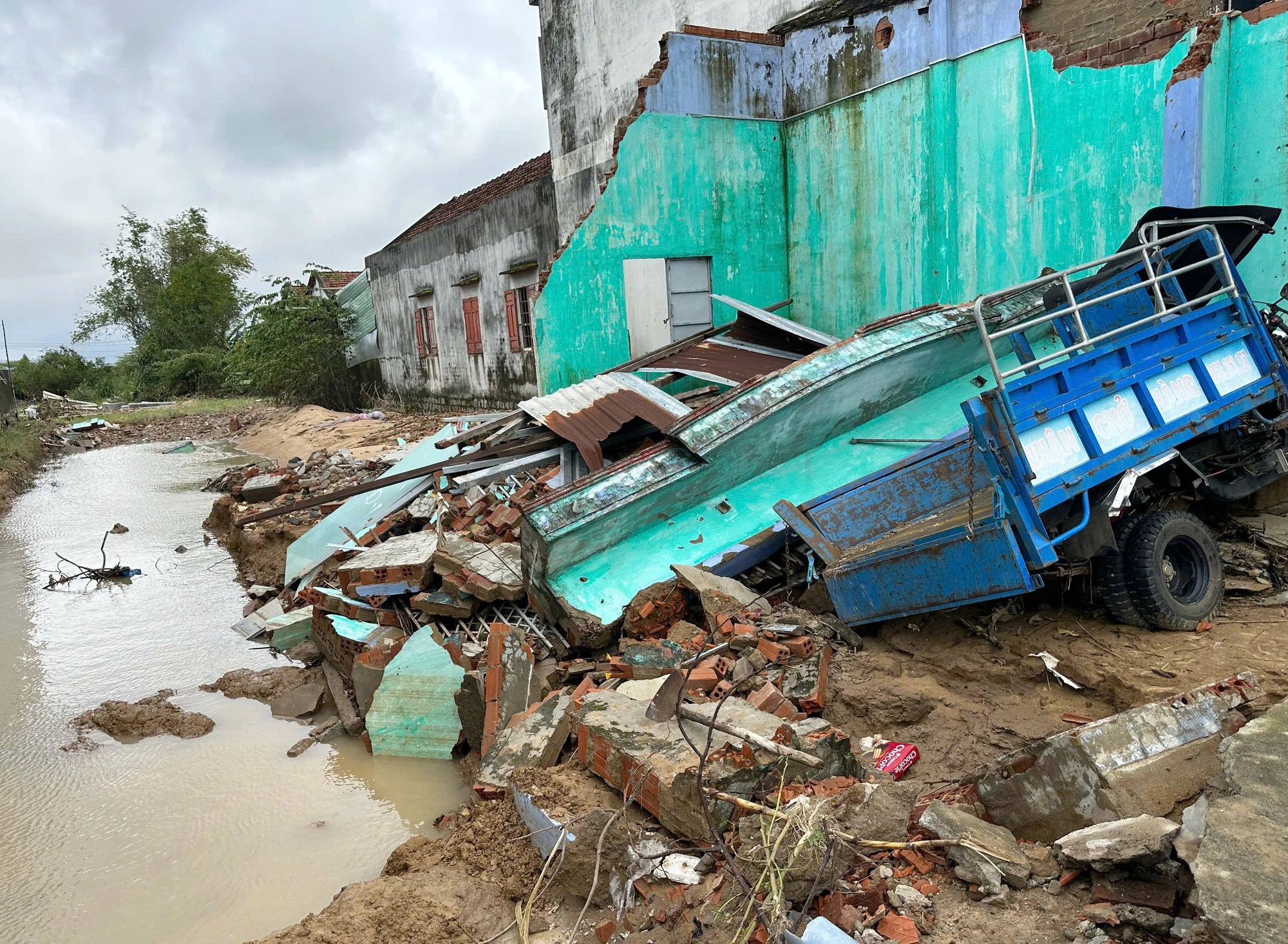 Chung tay tái thiết vùng lũ miền Trung: Cần chính sách đặc biệt hỗ trợ người dân, doanh nghiệp - Ảnh 1