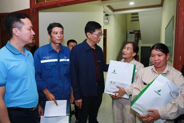 Petrovietnam vượt mưa lũ trực tiếp hỗ trợ đồng bào miền Trung - Ảnh 3