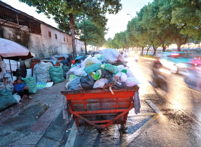 Trung tâm TP.HCM lo ùn ứ rác từ đầu tháng 12 - Ảnh 1