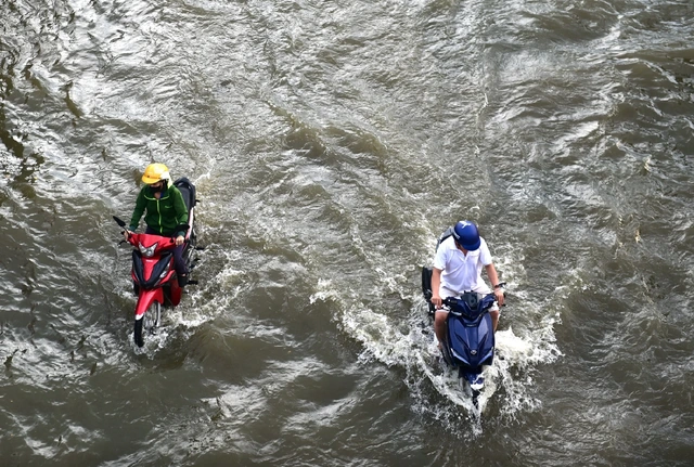 TP.HCM sẵn sàng ứng phó ảnh hưởng bão Kalmaegi và triều cường - Ảnh 1