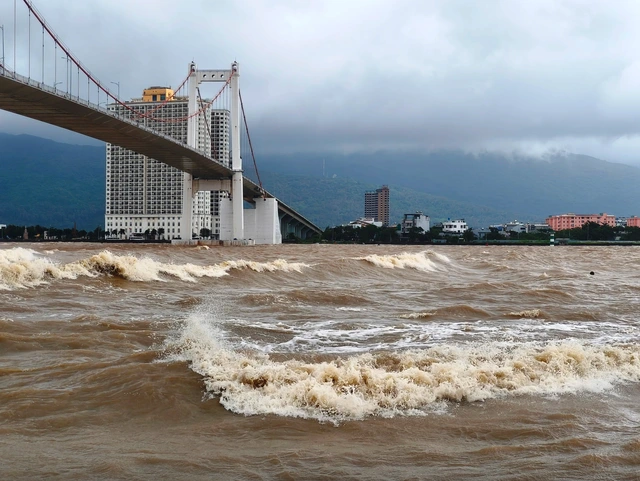 Hôm nay, miền Trung bắt đầu đợt mưa rất lớn, kéo dài nhiều ngày - Ảnh 1