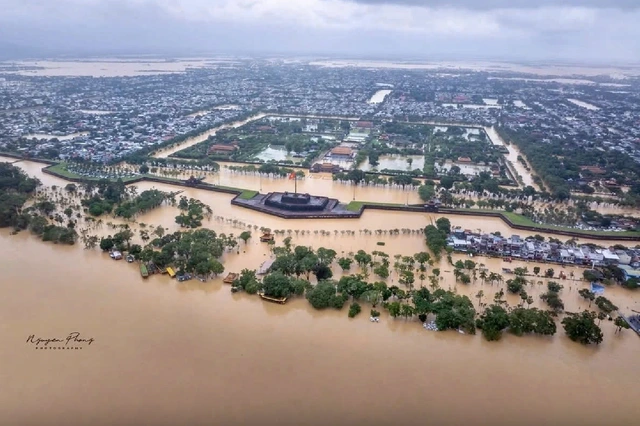 Mưa lớn nhiều nơi, Huế lũ lên nhanh cảnh báo ngập lụt diện rộng - Ảnh 1