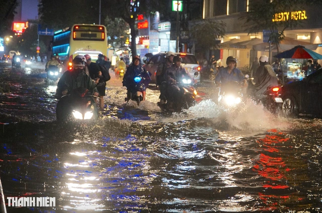 Nước rút chậm, nhiều nơi triều cường vẫn vượt báo động 3 - Ảnh 1