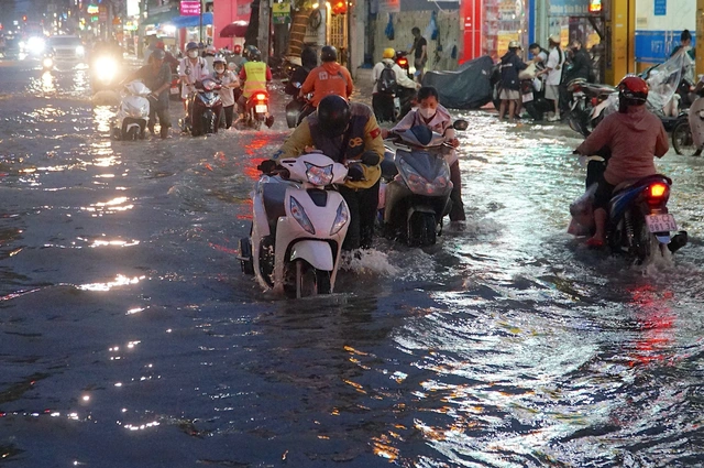 Hôm nay bắt đầu vào đỉnh triều cường, TP.HCM nhiều nơi lại ngập nặng - Ảnh 1