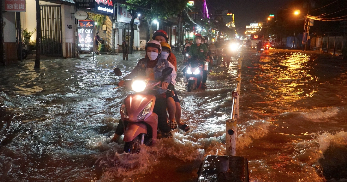 Bất ngờ triều cường lên lại, nguy cơ kết hợp mưa lớn gây ngập nặng