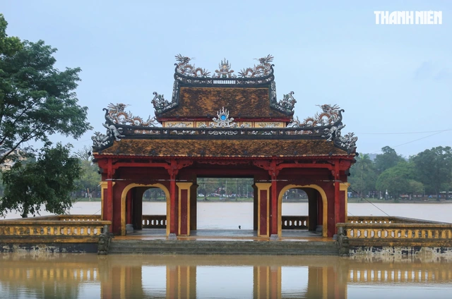 Huế mưa lớn gần 1.000 mm, cảnh báo lũ quét và sạt lở nhiều nơi - Ảnh 1