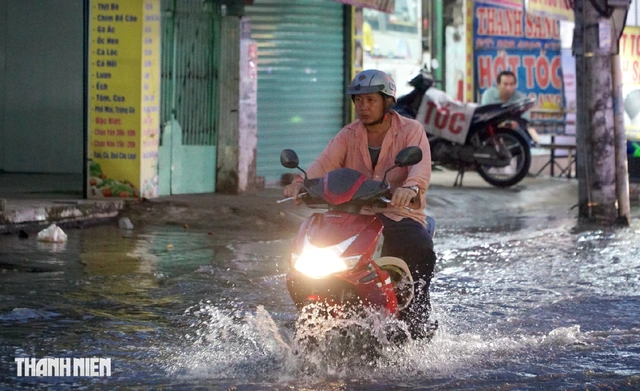 Triều cường sông Sài Gòn vượt báo động 3, lũ sông Đồng Nai vượt báo động 2 - Ảnh 1
