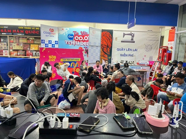 Saigon Co.op khẩn cấp hỗ trợ hàng chục tấn hàng thiết yếu,tiếp sức người dân vùng bão lũ - Ảnh 7