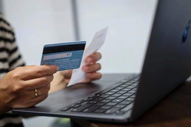 Bất ngờ với lãi suất thẻ tín dụng lên gần 40%/năm - Ảnh 1