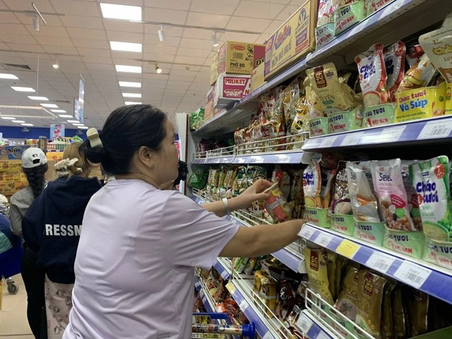 Saigon Co.op giảm sâu thực phẩm thiết yếu, san sẻ cùng người dân miền Trung trước bão - Ảnh 5