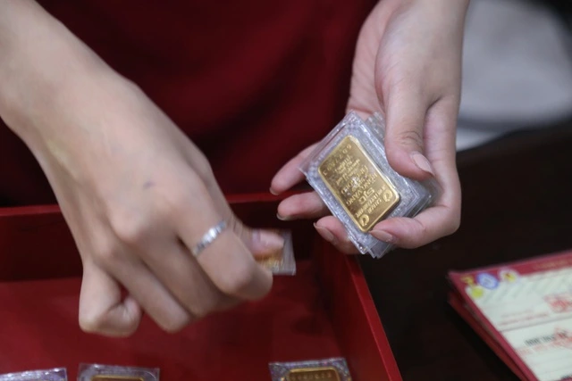 Giá vàng hôm nay 1.11.2025: Đứng yên nhưng người mua vẫn lỗ 3 triệu đồng một lượng - Ảnh 1
