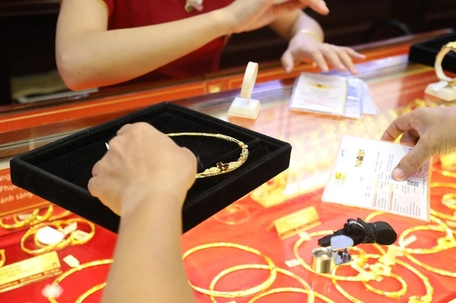 Giá vàng hôm nay 12.11.2025: Chênh lệch mua bán vàng nhẫn vẫn neo cao 3 triệu đồng - Ảnh 1