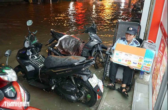 Người dân TP.HCM vẫn sống chung với ngập - Ảnh 2