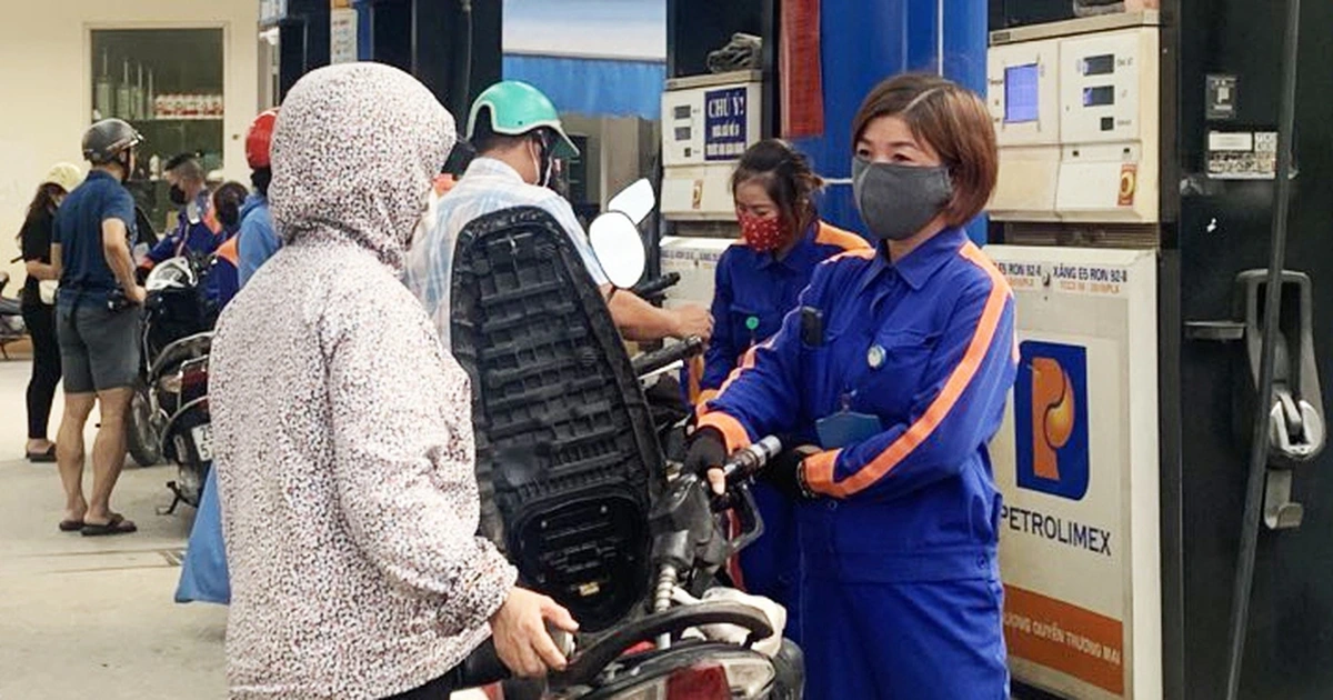 Giá xăng giảm từ 15 giờ hôm nay