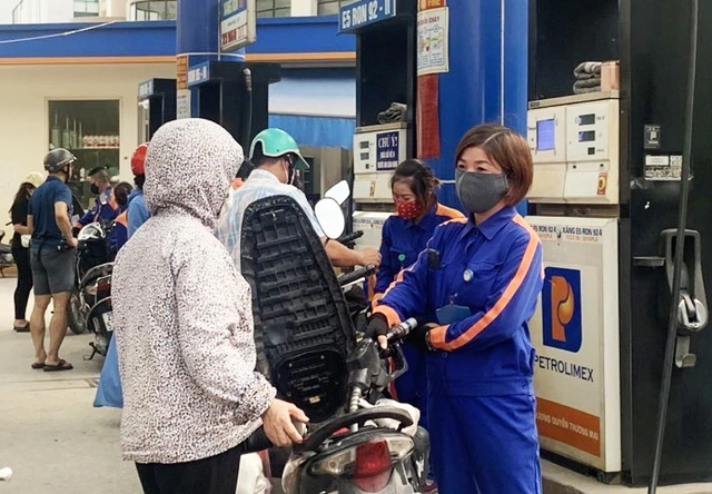 Giá xăng giảm từ 15 giờ hôm nay - Ảnh 1