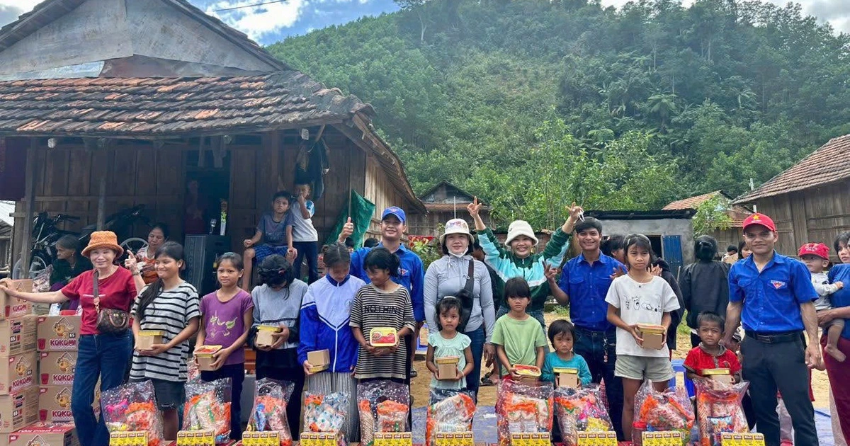 Hàng trăm tấn lương thực được Masan trao tận tay bà con vùng lũ