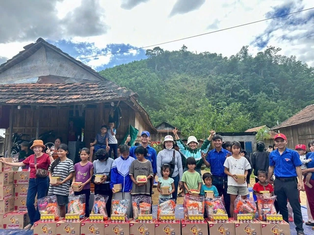 Hàng trăm tấn lương thực được Masan trao tận tay bà con vùng lũ - Ảnh 1