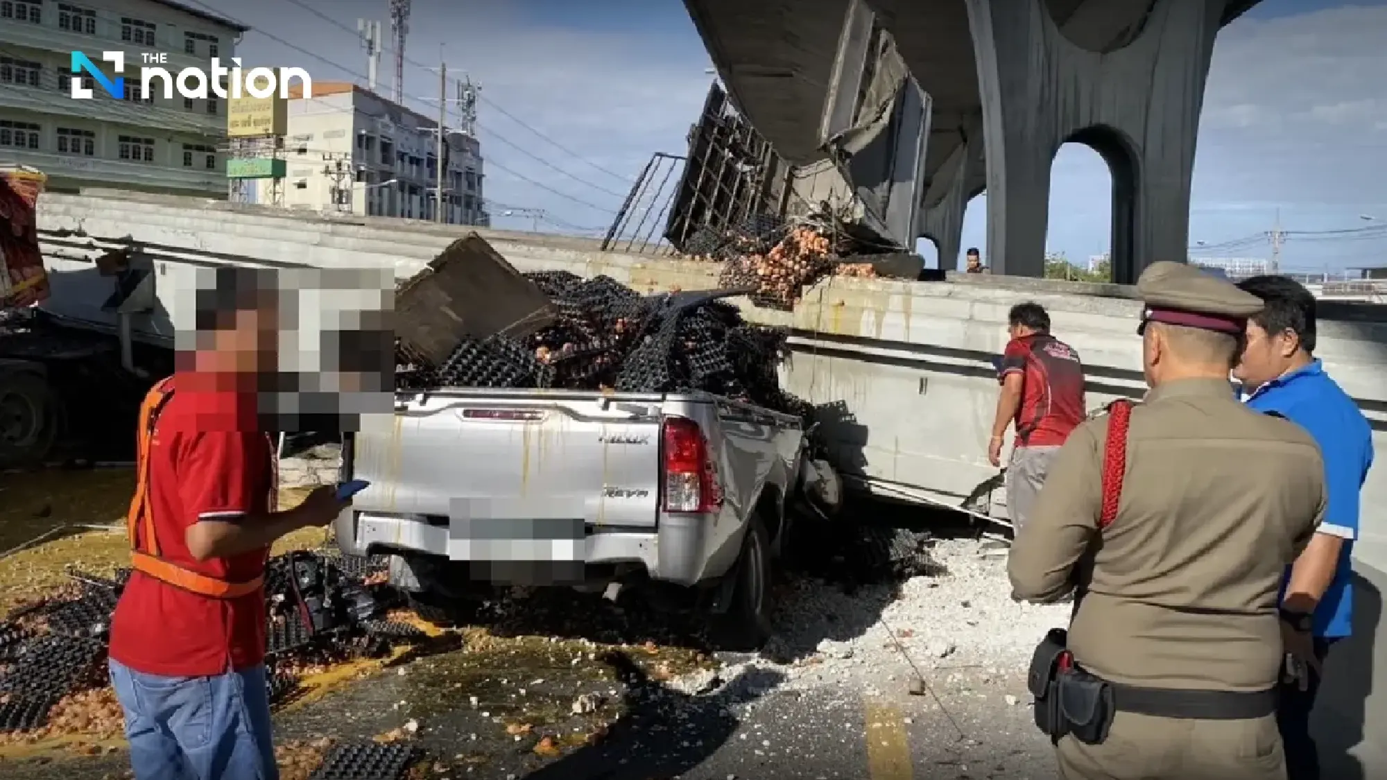 Thái Lan: Cầu đi bộ bất ngờ sập kinh hoàng, đè bẹp nhiều ô tô - Ảnh 1