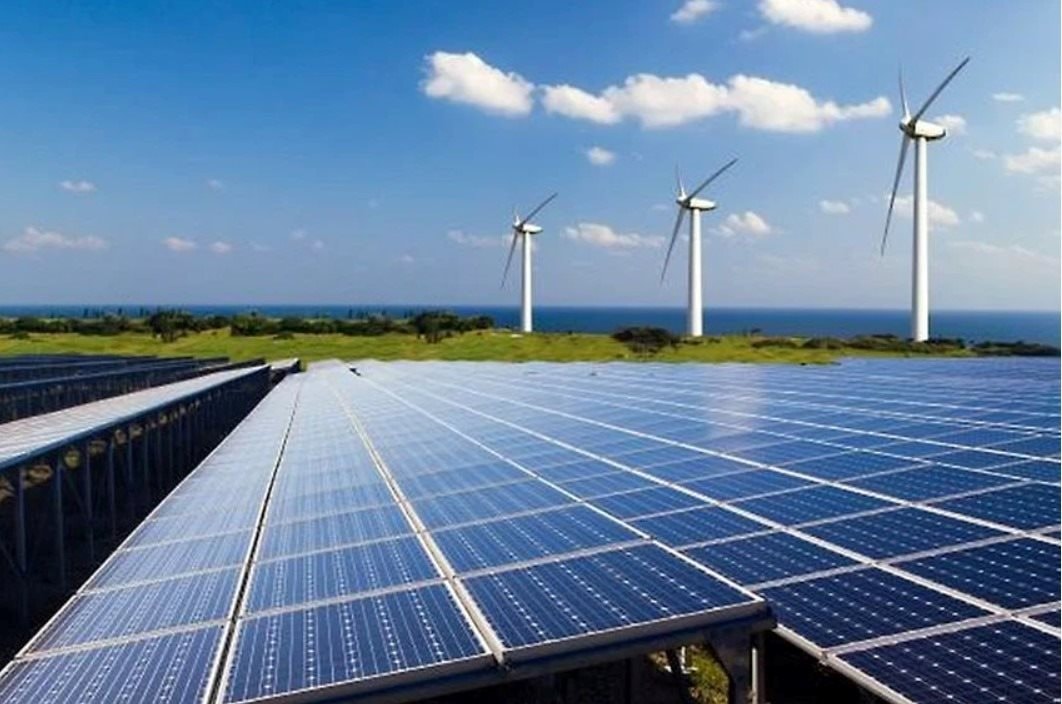 Xe điện chưa là gì, tỷ phú Phạm Nhật Vượng muốn đổ 3 tỷ USD xây VinWonders, Vinschool, Vinmec, làm điện mặt trời tại quốc gia đông dân nhất thế giới - Ảnh 1