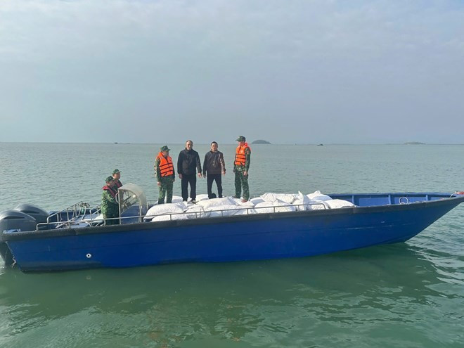Quảng Ninh bắt giữ 3 xuồng máy chở 27 tấn cau khô không rõ nguồn gốc - Ảnh 1