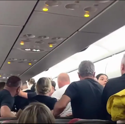 Cháy đường băng sân bay ở Brazil, gần 200 hành khách phải sơ tán - Ảnh 4